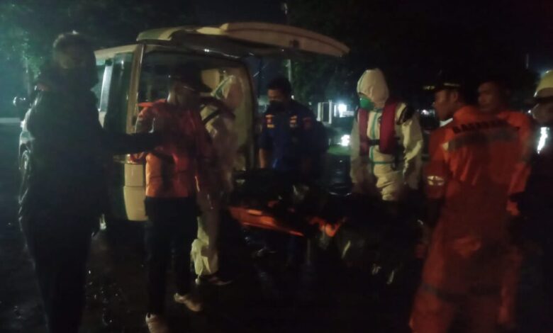 Inilah Tim SAR Mataram setelah mengevakuasi salah seorang Anak Buah Kapal (ABK) Ahts Endeavour Rute Benoa - Bali atas nama Pariandarta Gatot Parmoedji yang meninggal dunia di Selat Lombok, Sabtu 24 Desember 2022.