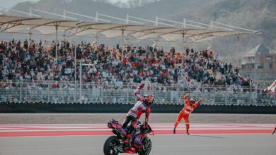 Photo of Jorge Martin kalahkan Pedro Acosta dan Francesco Bagnaia di kelas MotoGP, Jokowi serahkan Trophy