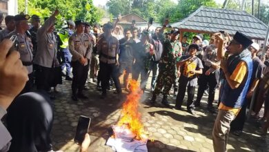 Photo of Dicurigai Curang, Penetapan Calon Kepala Desa Berinding Diwarnai Protes Ratusan Warga