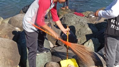 Photo of Bersihkan Pantai Ampenan, Poltekpar Lombok Gandeng Dispar NTB dan Kota Mataram