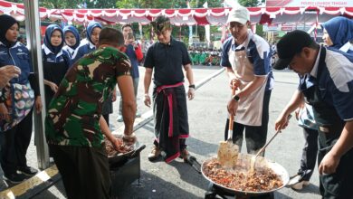 Photo of Semarak HUT Bhayangkara ke 79, Masak Bersama Bobon Santoso di Halaman Mapolres Loteng