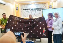 Photo of Batik “Tau Daya” Motif Masjid Kuno Lombok Utara Karya Disabilitas menjadi Cenderamata Ibu Kapolri