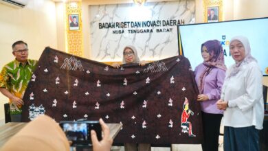 Photo of Batik “Tau Daya” Motif Masjid Kuno Lombok Utara Karya Disabilitas menjadi Cenderamata Ibu Kapolri