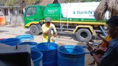 Photo of Bank NTB Syariah Salurkan Ribuan Liter Air ke Masyarakat Sekaroh Lombok Timur