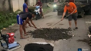 Photo of Anggota DPRD Lombok Tengah Turun Tangan Perbaiki Jalan Rusak