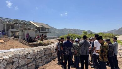 Photo of Komisi II DPRD Loteng Turun Kroscek Pembangunan Beronjong di Pantai Torok Aik Belek