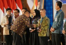 Photo of Sinergi Program Akselerasi QRIS Terbaik, Bank NTB Syariah Raih Penghargaan Anugerah BI NTB 2025