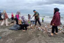 Photo of Poltekpar Lombok Fokus Gerakan Wisata Bersih di Kawasan Pantai Loang Baloq Mataram