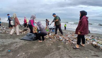 Photo of Poltekpar Lombok Fokus Gerakan Wisata Bersih di Kawasan Pantai Loang Baloq Mataram
