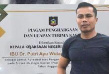 Photo of Piagam Untuk Kajari Disaat Kasus Korupsi Menyeret Nama Bupati Loteng Diduga Syarat Kepentingan