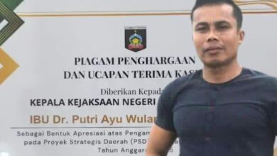 Photo of Piagam Untuk Kajari Disaat Kasus Korupsi Menyeret Nama Bupati Loteng Diduga Syarat Kepentingan