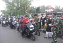 Photo of Dandim 1620/Loteng Bersama Ketua Persit Berbagi Takjil Ke Pengguna Jalan