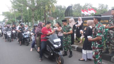 Photo of Dandim 1620/Loteng Bersama Ketua Persit Berbagi Takjil Ke Pengguna Jalan
