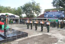 Photo of Wujud Apresiasi Kinerja, Dandim 1620/Loteng Berikan Bingkisan Lebaran Prajurit dan PNS