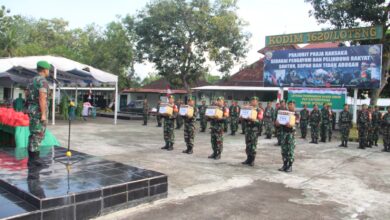Photo of Wujud Apresiasi Kinerja, Dandim 1620/Loteng Berikan Bingkisan Lebaran Prajurit dan PNS