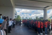 Photo of Dampak Penutupan Ritel, Karyawan Alfarmart Geruduk Kantor Bupati Loteng