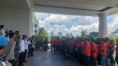 Photo of Dampak Penutupan Ritel, Karyawan Alfarmart Geruduk Kantor Bupati Loteng
