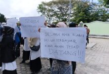 Photo of Lima Bulan Tunjangan Sertifikasi Belum Cair, Guru PAI Gendor Kemenag Loteng
