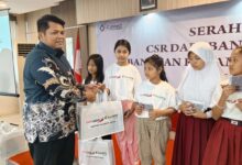 Photo of Bank NTB Syariah dan Bank Jatim Salurkan Kacamata Gratis bagi Pelajar di Jawa Timur