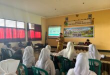 Photo of Bahaya Judol dan Pinjol Ilegal, Diskominfo Loteng Edukasi Pelajar SMAN 1 Prabarda