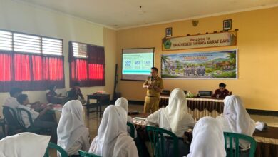 Photo of Bahaya Judol dan Pinjol Ilegal, Diskominfo Loteng Edukasi Pelajar SMAN 1 Prabarda
