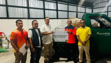 Photo of Bank NTB Syariah Bantu Air Bersih dan Sembako untuk Korban Kebakaran Desa Adat Sade