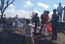 Photo of Pascakebakaran Kampung Adat Sade, Dinkes Loteng Bagikan Ribuan Masker