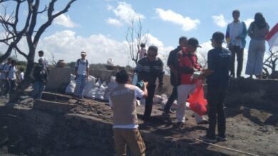 Photo of Pasca kebakaran Kampung Adat Sade, Dinkes Loteng Bagikan Ribuan Masker